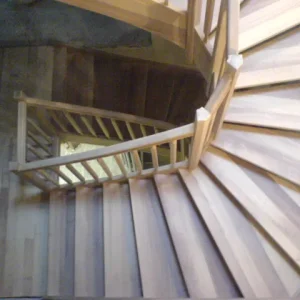 Escalier à pans coupés en iroko — Escaliers Deparis