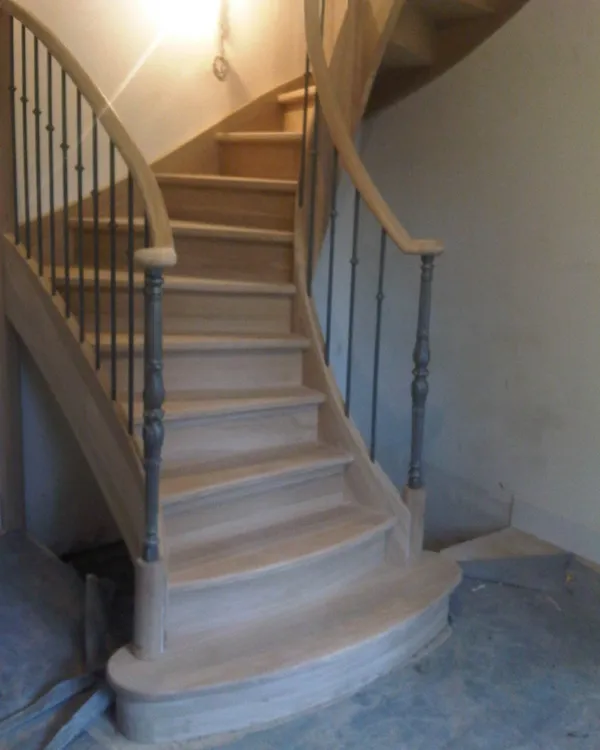 Escalier débillardé en bois, balustres métal