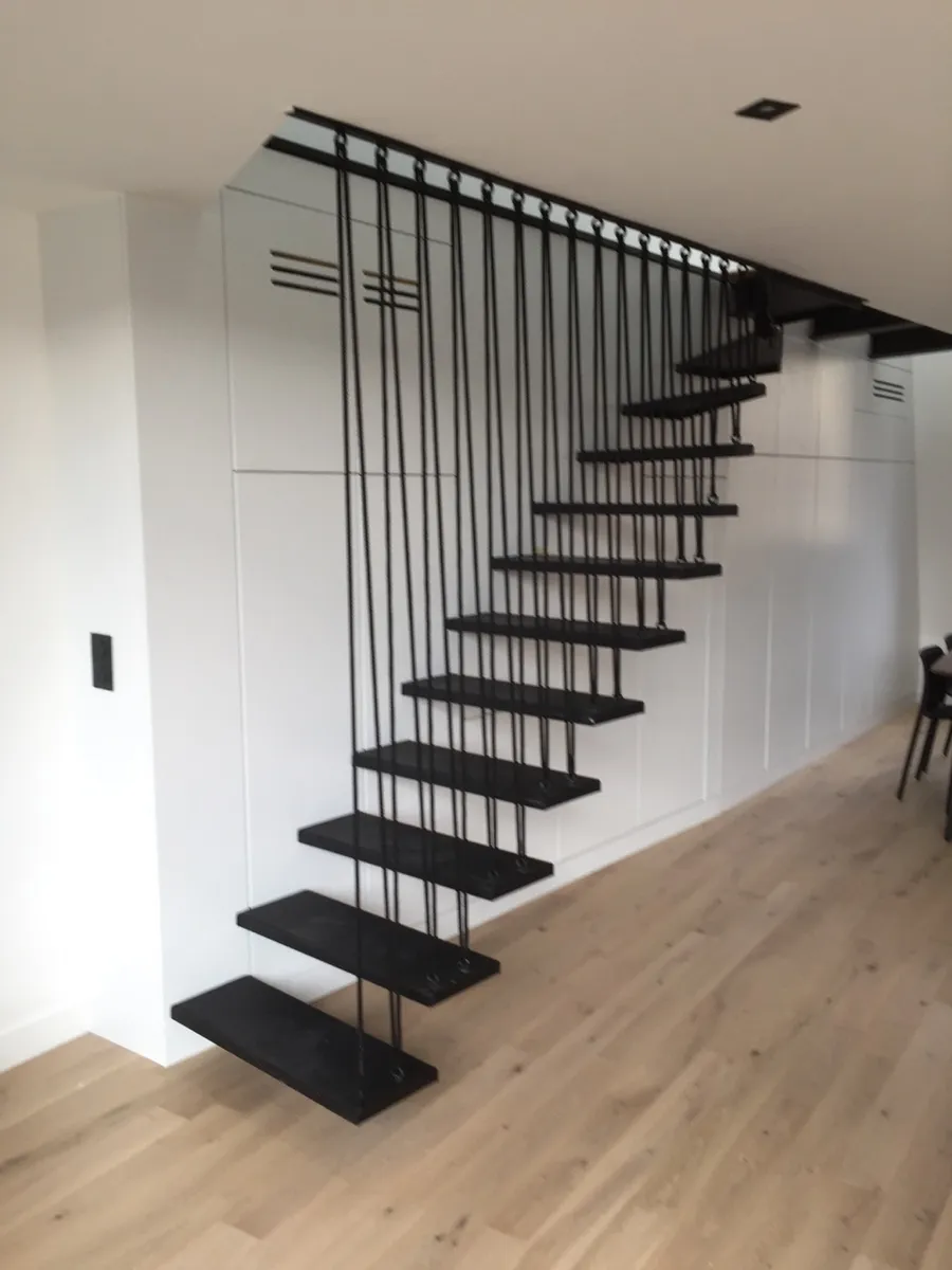 Escalier aux marches flottantes et garde-corps à câbles, fabriqué sur mesure