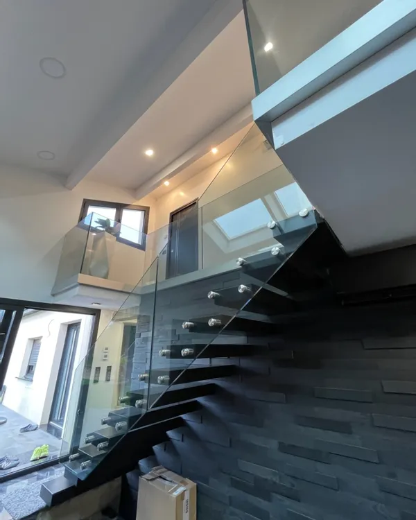 Escalier contemporain, garde-corps en verre