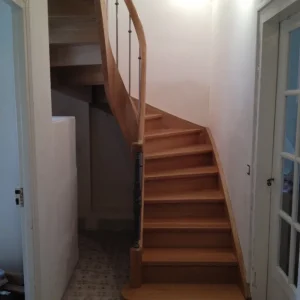 Escalier suspendu à main courante débillardée — Escaliers Deparis